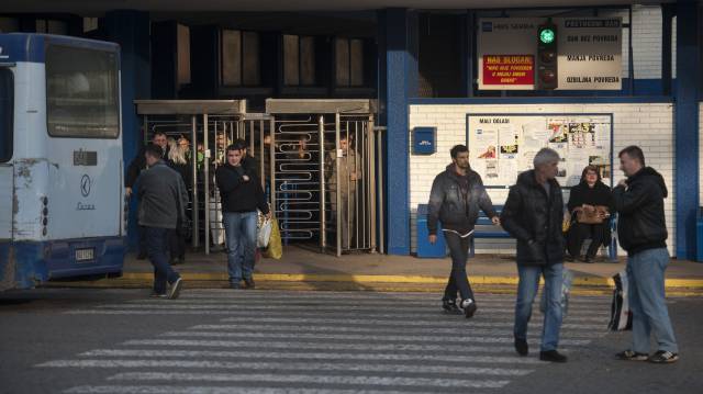 Algunos trabajadores en la acer&iacute;a en Radinac.
