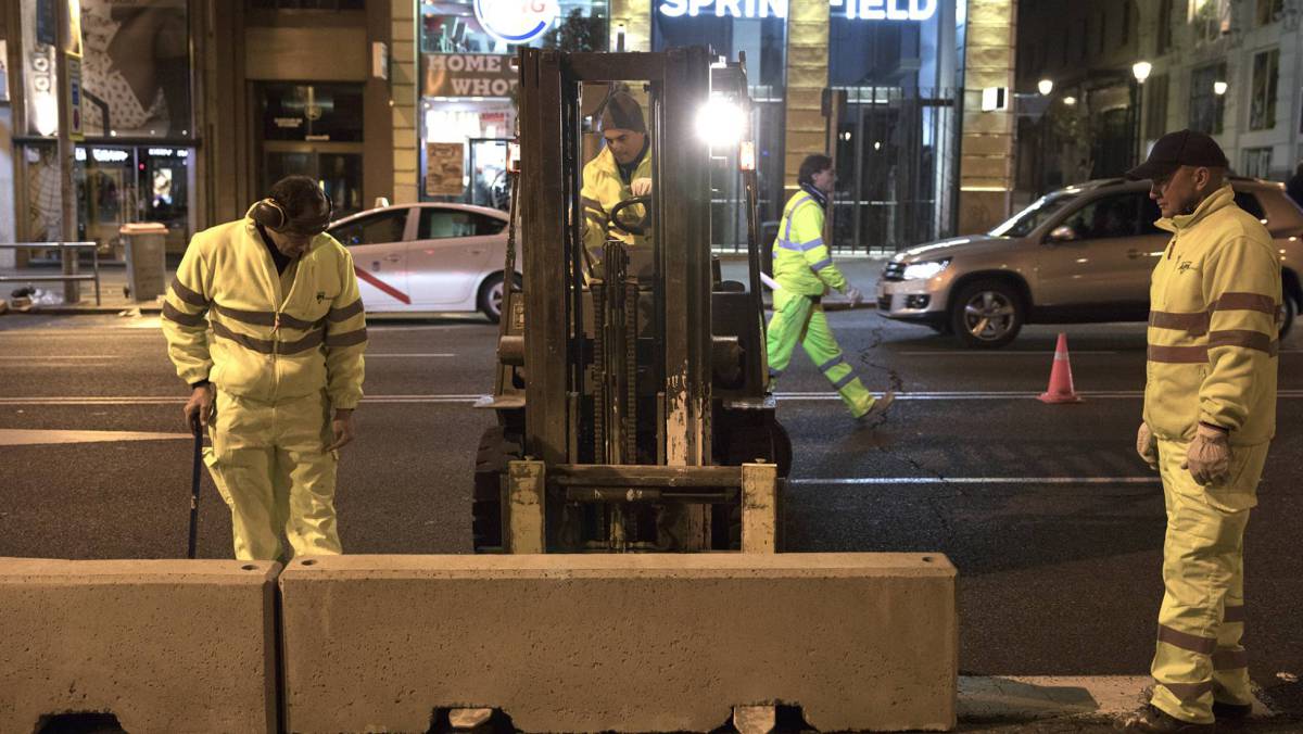 Colocación de vallas en la Gran Via de Madrid.
