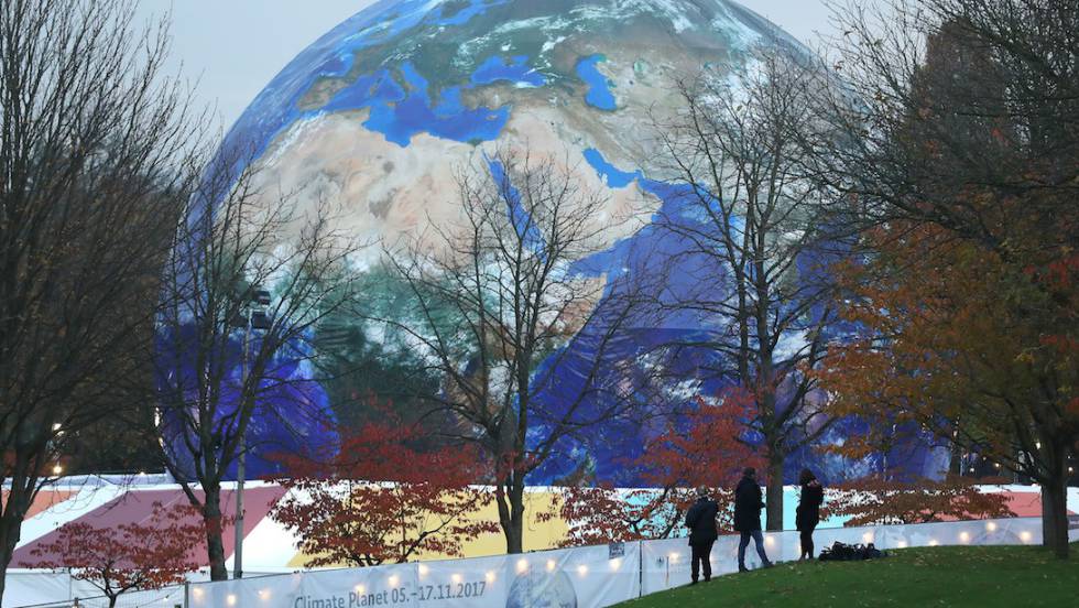 Globo terráqueo en el Rheinaue park de Bonn donde tuvo lugar la COP23.