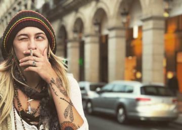 ¿Qué hace Paris Jackson tocando el ukelele en el metro de Rennes (Francia)?