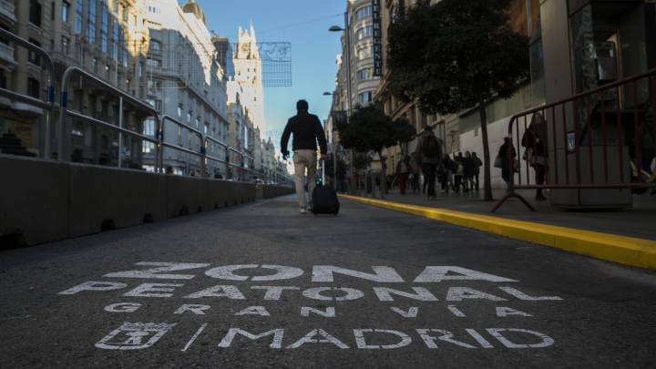 La Gran Vía preparada para la nueva configuración diseñada por el Ayuntamiento de Madrid.