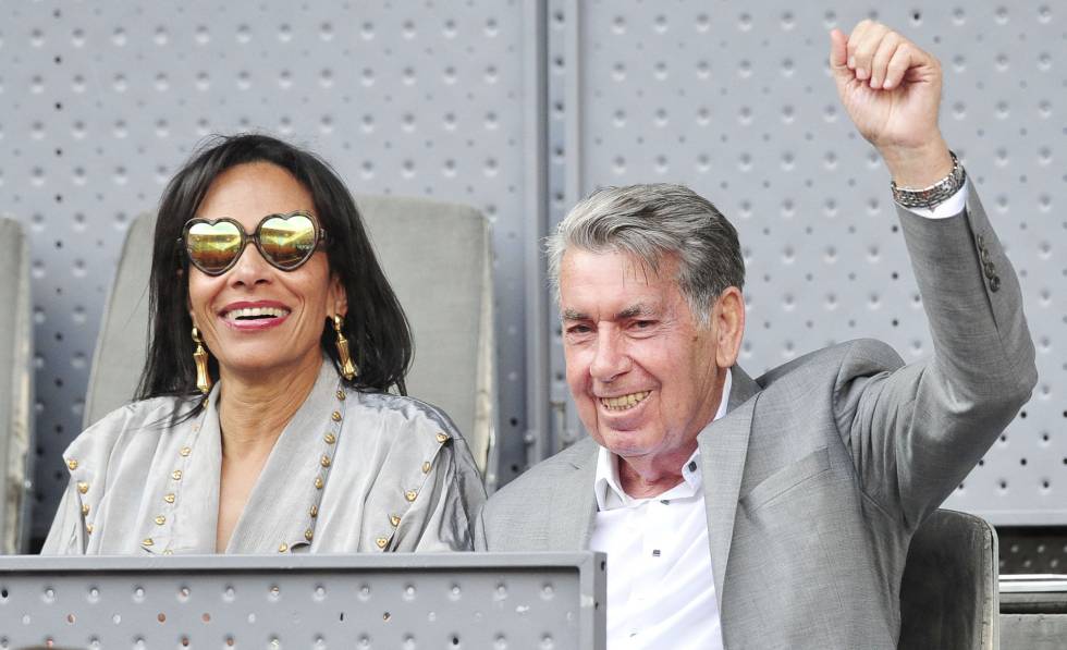 Manolo Santana y su esposa, Claudia Rodríguez, en el Mutua Madrid Open del pasado mayo