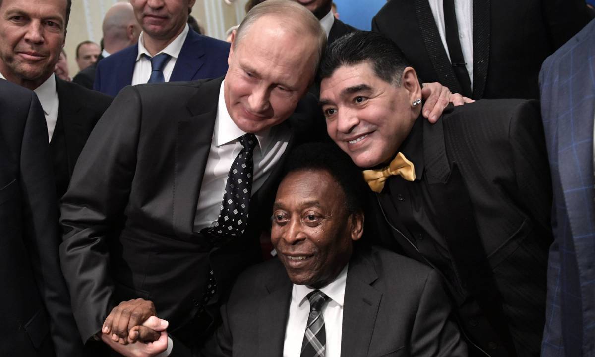 Putin y Maradona posan con Pelé en Moscú. Al fondo a la izquierda, el alemán Matthäus.