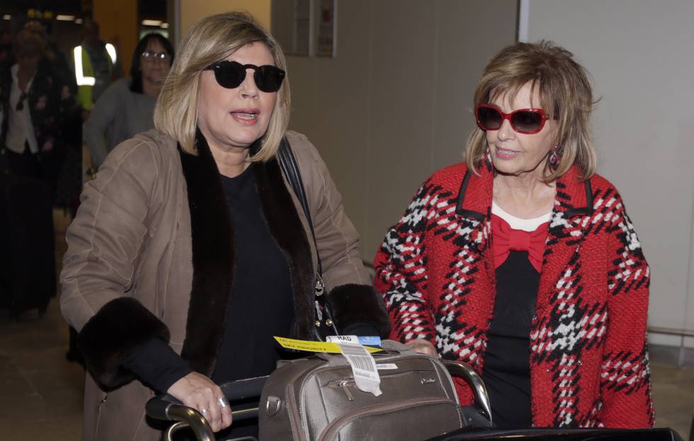 Terelu y, a la derecha, María Teresa Campos, a su llegada a Madrid el pasado jueves tras su viaje por Estados Unidos.