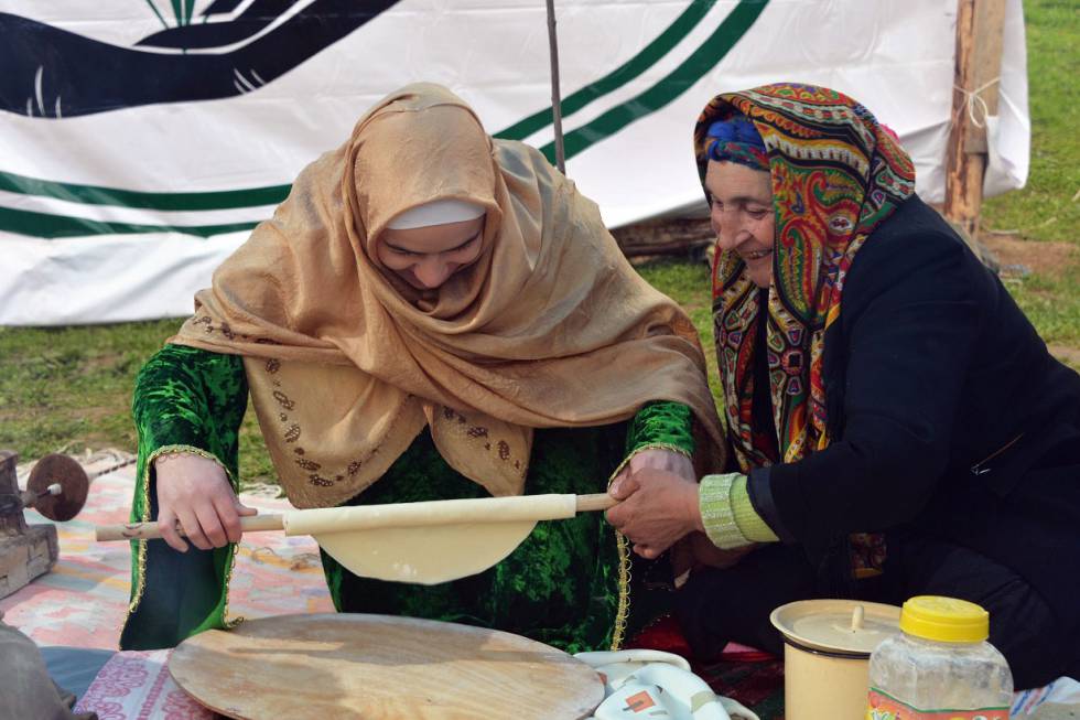 Dos mujeres preparan pan plano en Azerbaiyán.