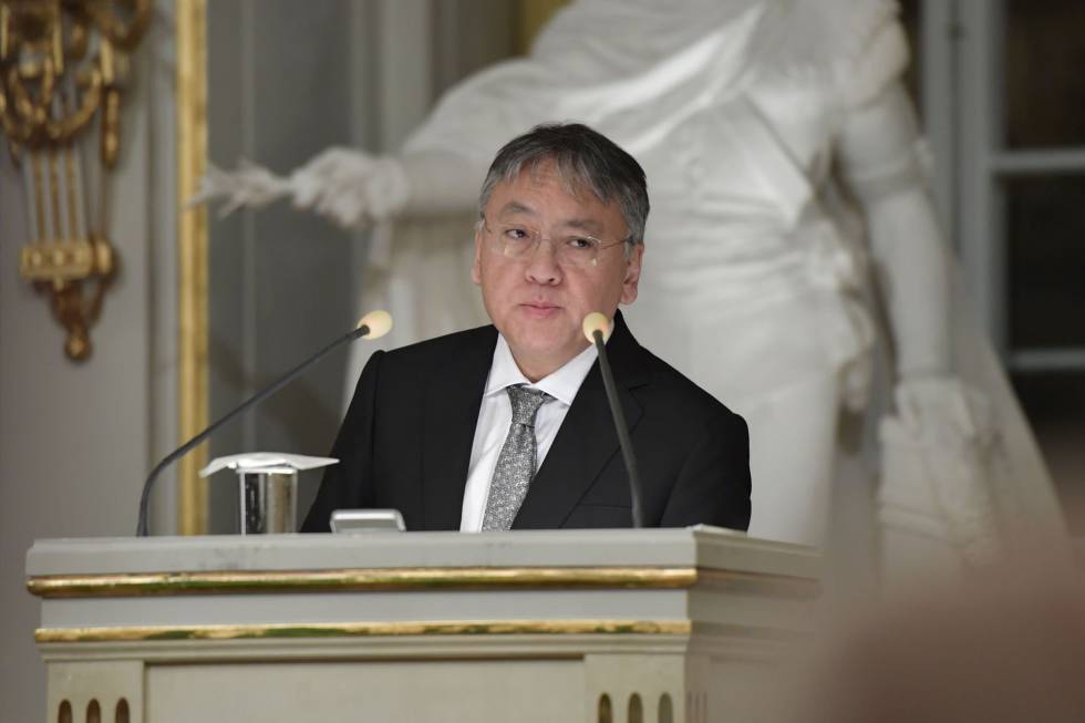 Kazuo Ishiguro lee su discurso el jueves en Estocolmo.