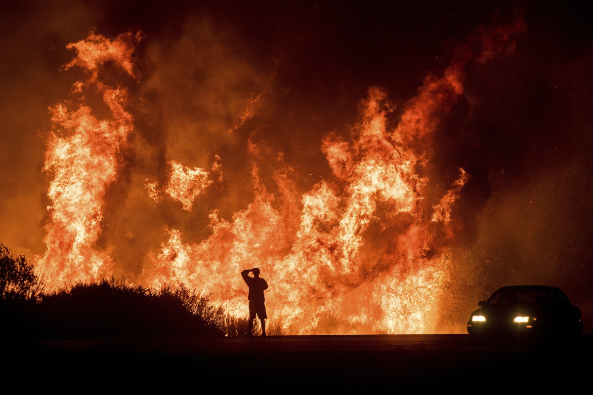 Un hombre observa desde la autopista el incendio de Ventura, California, el jueves.