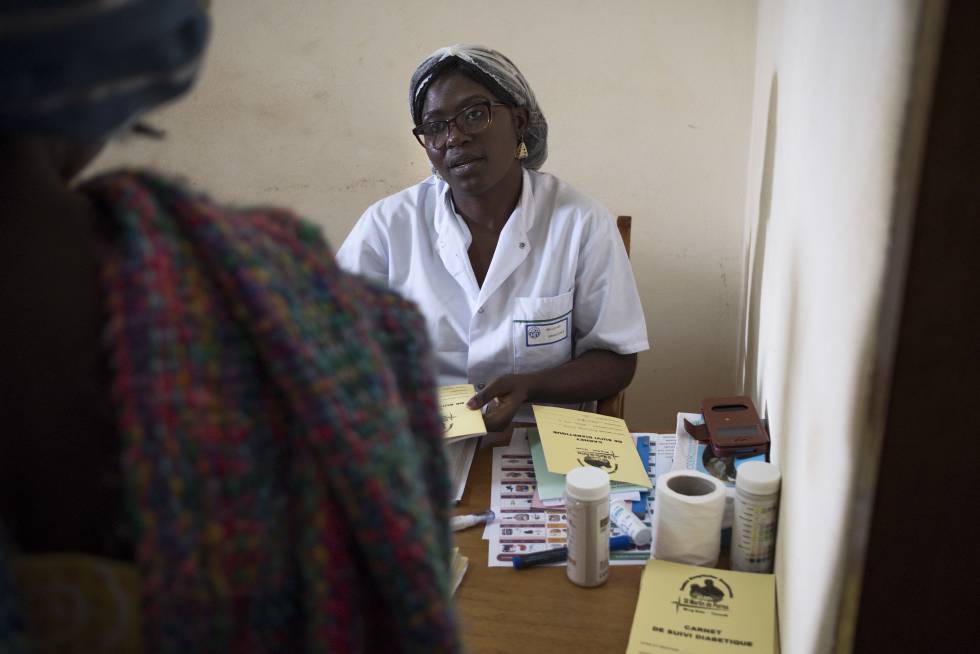 Una paciente de diabetes pasa la revisión en el hospital de San Martín de Porres de Yaundé.