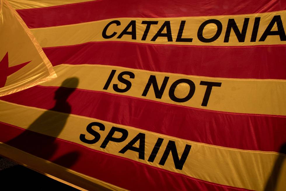 Bandera con el texto "Cataluña no es España".
