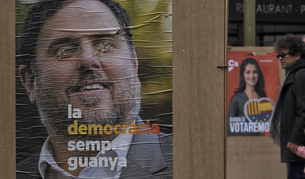 Carteles electorales en el centro de Barcelona.