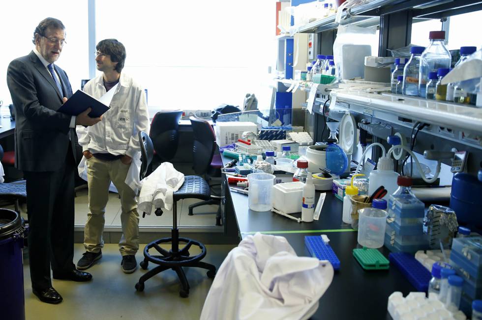 El presidente del Gobierno, Mariano Rajoy, durante su visita a uno de los laboratorios del CNIC en Madrid, el 12 de junio de 2014.