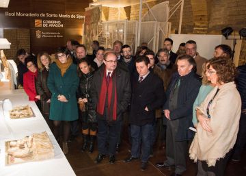 El presidente de Aragón, la consejera de cultura y el alcalde de Villanueva visitan el Monasterio de Sijena para ver los bienes trasladados desde Lleida.