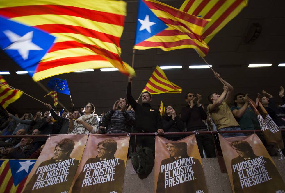 Banderas independentistas, durante un acto de campaña el viernes pasado en Barcelona. 