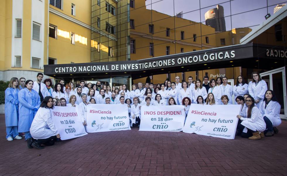 Un grupo de científicos del Centro Nacional de Investigaciones Oncologicas protesta hace unos días contra los próximos 60 despidos.
