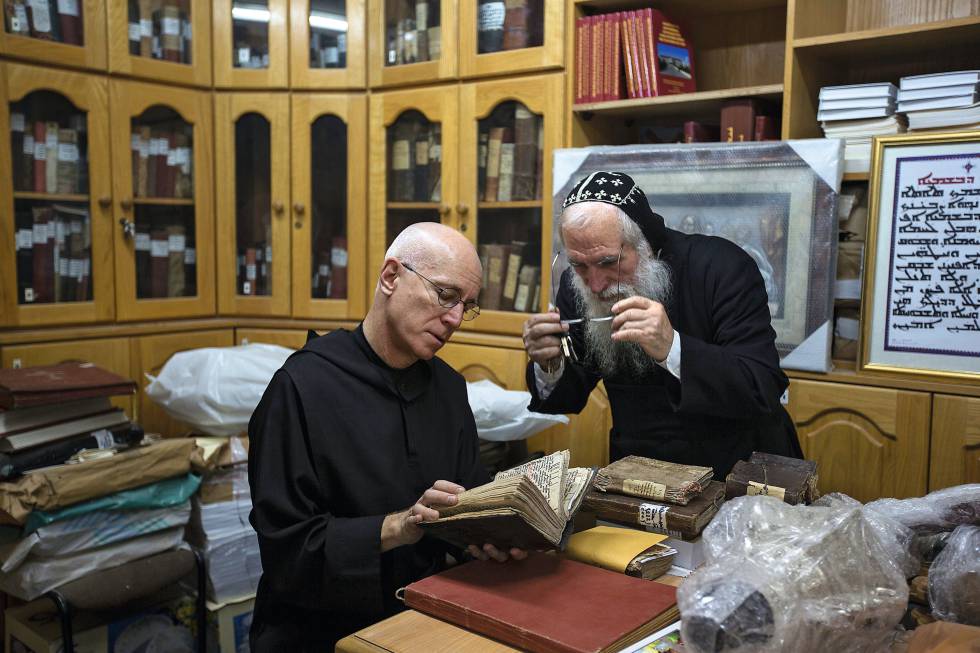 El padre Columba Stewart con Shimon Çan, bibliotecario y amanuense del monasterio sirio ortodoxo de San Marcos en Jerusalén.