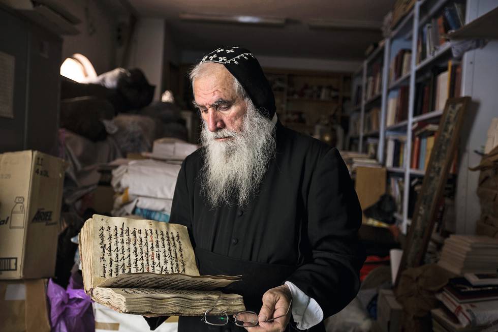 El bibliotecario del monasterio sirio ortodoxo de San Marcos, en Jerusalén.