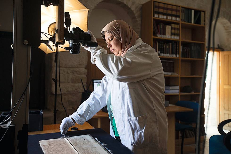 Shaima Budeiry, digitalizando manuscritos para su conservación en el Museo de Manuscritos Hill (HMML)