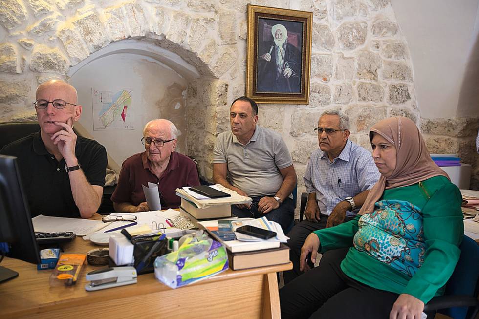El padre Columba Stewart (izquierda), director del HMML, con familiares de la Biblioteca Al Jalidi de Jerusalén.