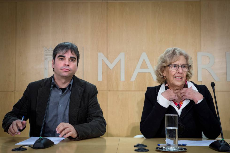 Manuela Carmena con el nuevo delegado de Economía, Jorge García Castaño.