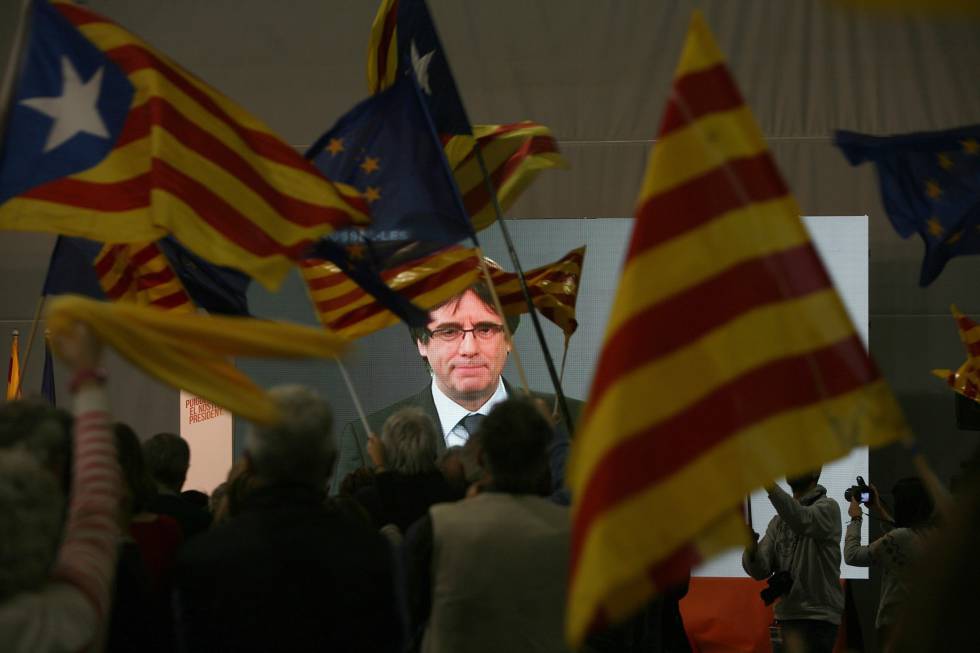 El expresidente de Cataluña Carles Puigdemont interviene por videoconferencia en el mitin de Junts per Catalunya en Tarragona. rn rn