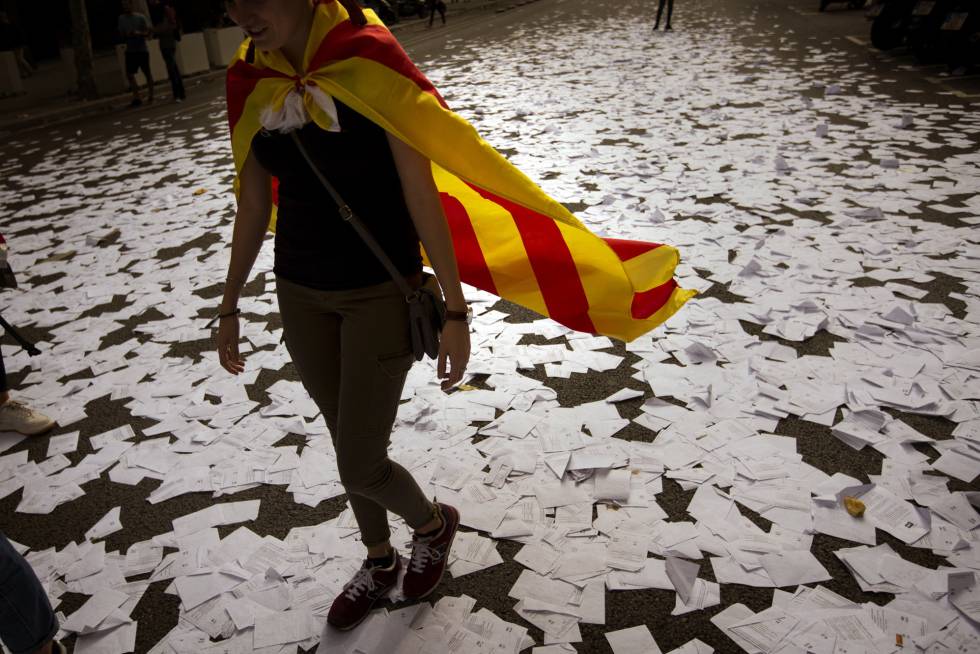 Una simpatizante del sector independentista con una bandera estelada.