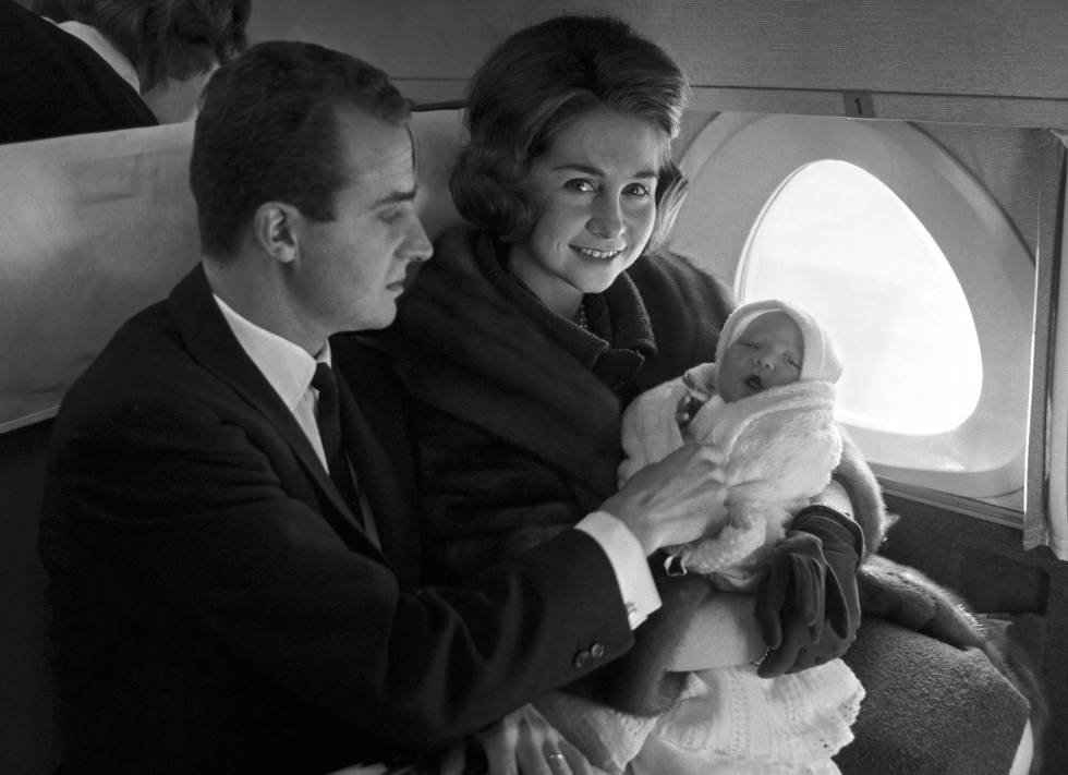 Los príncipes Juan Carlos y Sofía, en compañía de su hija, la infanta Elena, en su viaje destino a Suiza para presentar la infanta a la Reina Victoria Eugenia, abuela paterna de Juan Carlos de Borbón, y su posterior parada en Grecia para que el rey Pablo pudiera conocer a su nieta.