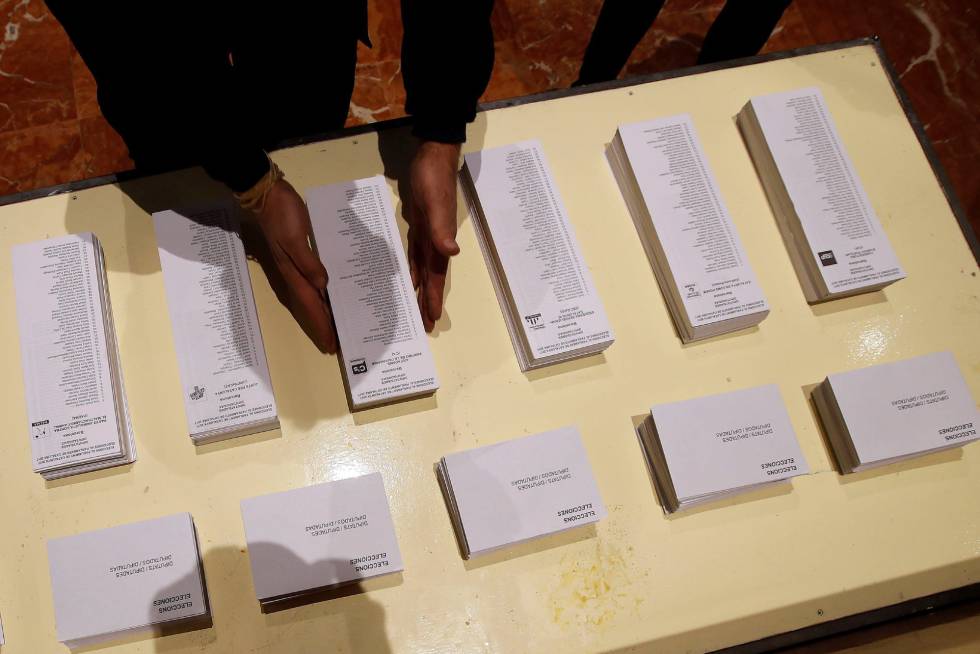 Un operario coloca papeletas electorales en el Ayuntamiento de Barcelona, uno de los colegios electorales donde un total de 5.553.983 catalanes podrán votar este jueves.