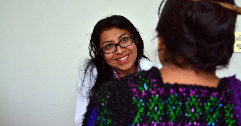 Lesbia Guillén, médico de atención primaria de Majupepentic (Chiapas, México), atiende a una paciente en su consulta.