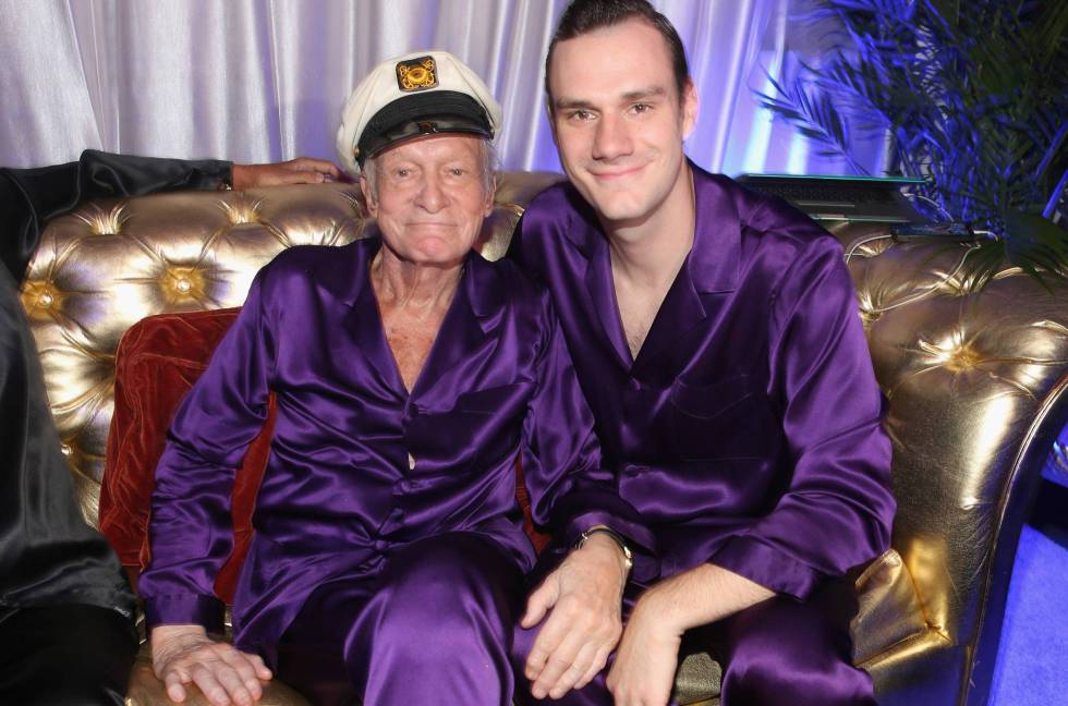 Hugh Hefner y Cooper Hefner, en la mansión Playboy en 2014.
