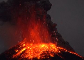 El volcán Reventador despierta en Ecuador