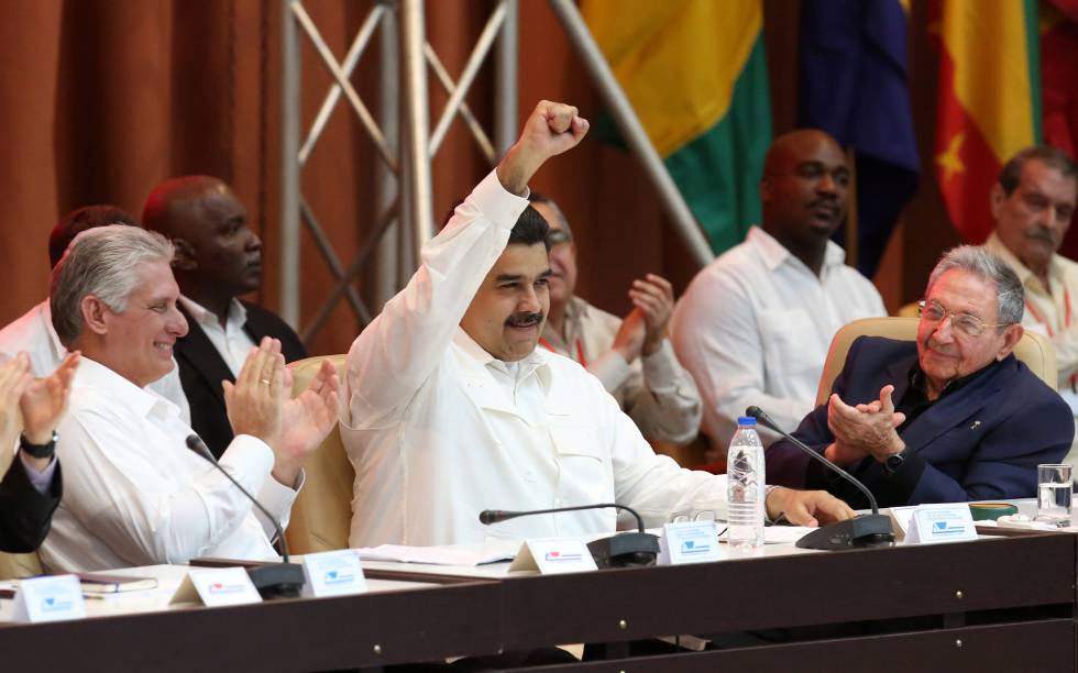 Nicolas Maduro junto al presidente de Cuba, Raúl Castro, durante la celebración de 13 aniversario del ALBA.