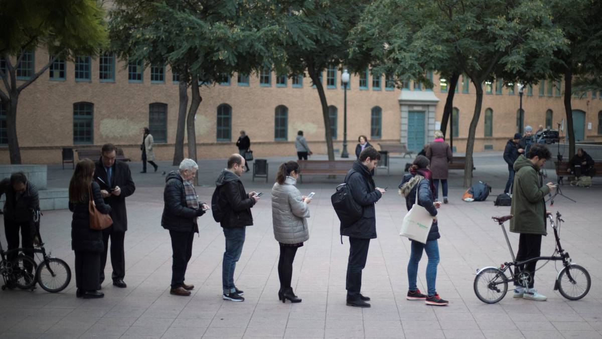 Cola para votar en la Escola Industrial de Barcelona.