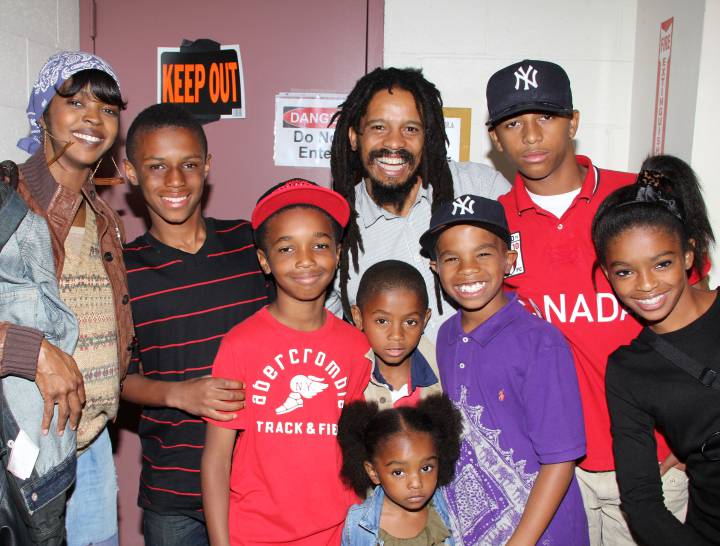 Lauryn Hill, Rohan Marley și copiii lor în culisele musicalului 'Spider-Man Turn Off the Dark' pe Broadway în 2011.