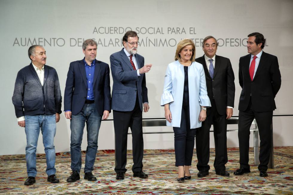 Rajoy, este martes en la firma del acuerdo social para la subida del Salario Mínimo Interprofesional junto a Pepe Álvarez (UGT), Unai Sordo (CCOO), la ministra Fátima Báñez, Juan Rosell (CEOE) y Antonio Garamendia (Cepyme). 