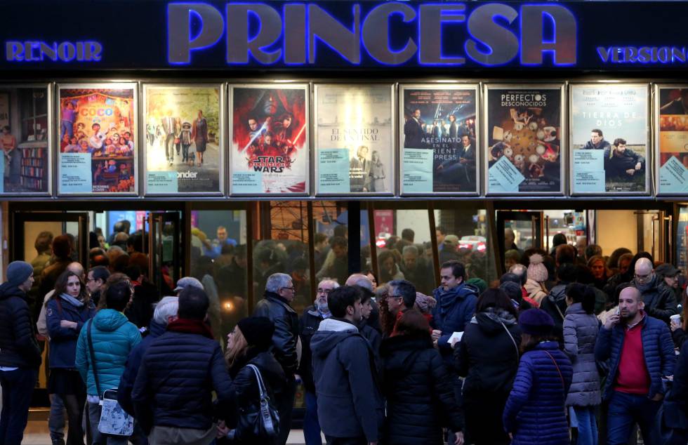 Filas a la entrada a los Cines Renoir Princesa en Madrid.rn 