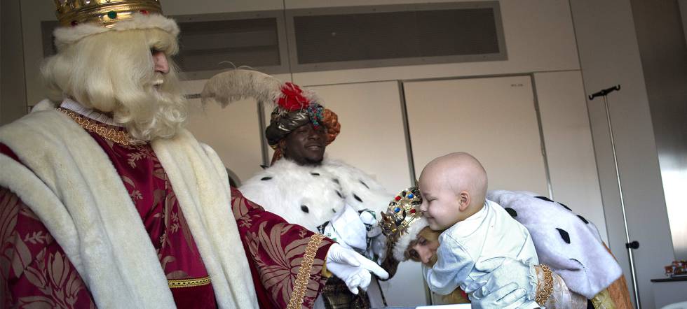 Los Reyes Magos entregan juguetes a un niño enfermo hospitalizado en el hospital San Pau de Barcelona.