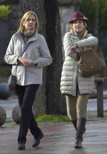 Las dos hijas mayores de los reyes Juan Carlos y Sofía, durante su paseo por Vitoria.