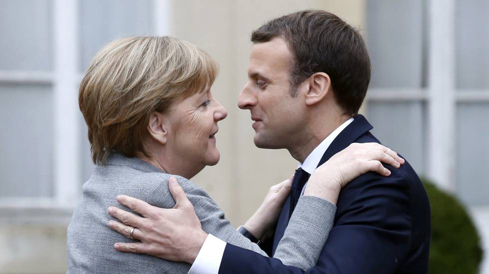 La canciller alemana, Angela Merkel, y el presidente francés, Emmanuel Macron, durante la reunión internacional del G5 del Sahel en Saint Cloud (Francia), el pasado 13 de diciembre.