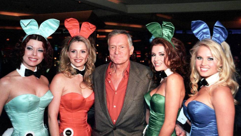 Hugh Hefner mientras posa para una fotografía junto con modelos en el hotel Hard Rock en Las Vegas, (Estados Unidos), en 2001.