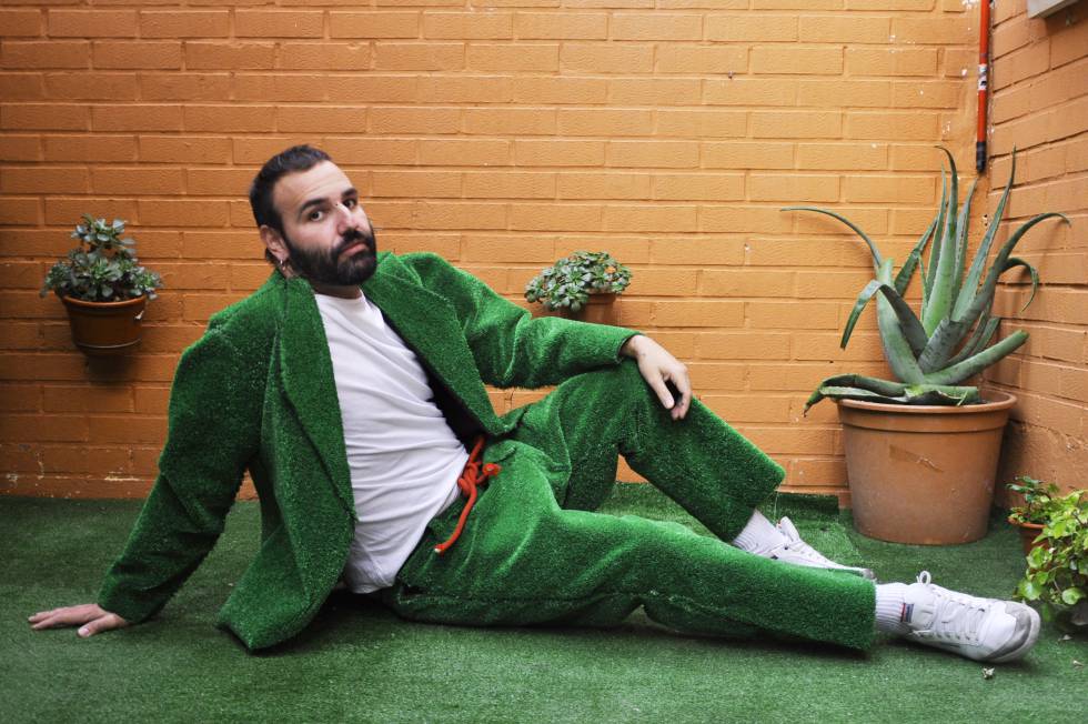 El autor del artículo, con un traje hecho de césped por él mismo.
