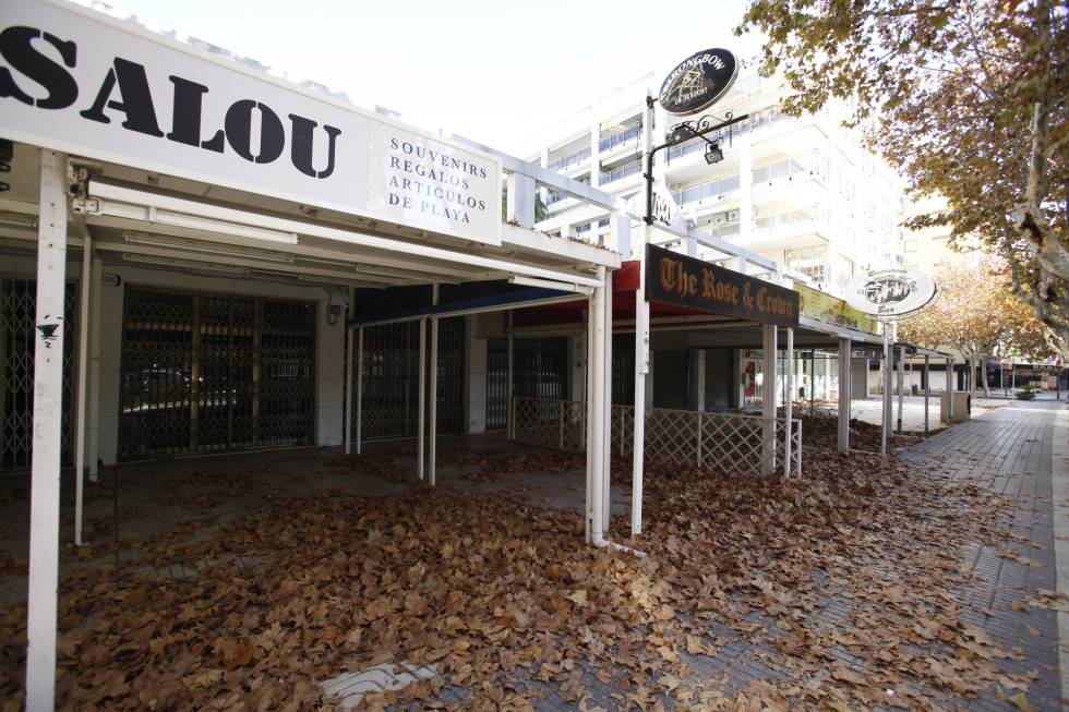 Locales cerrados tras el fin de la temporada en Salou.