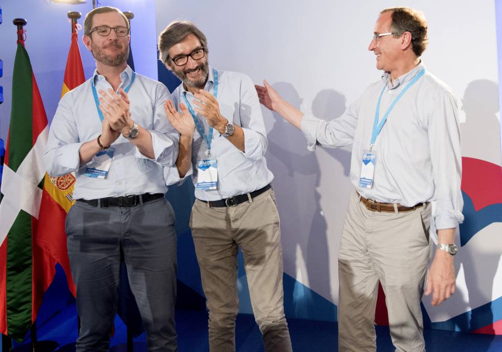 El presidente del PP en Álava, Iñaki Oyarzabal (c); el presidente del partido en el País Vasco, Alfonso Alonso (d), y el vicesecretario de Política Social y Sectorial del PP, Javier Maroto (i), durante el congreso provincial de la formación el pasado junio.