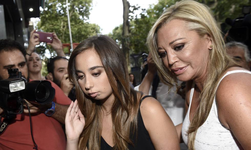 Andrea Janeiro, con su madre, Belén Esteban, durante su 18 cumpleaños en Madrid.