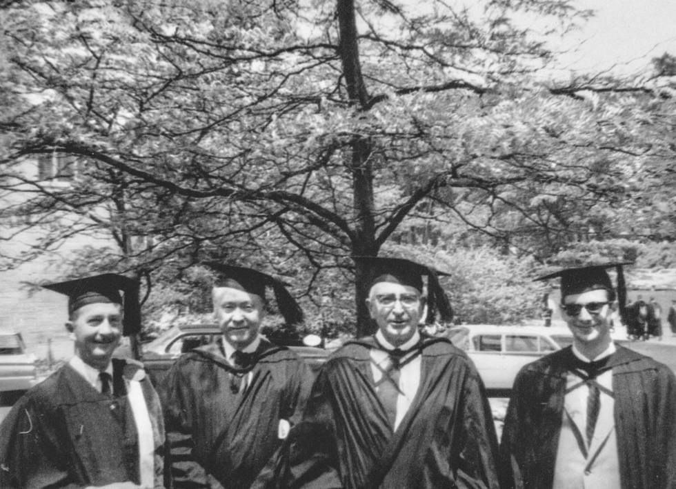 Martín Domínguez (segundo por la derecha), en la Universidad de Cornell (1961).