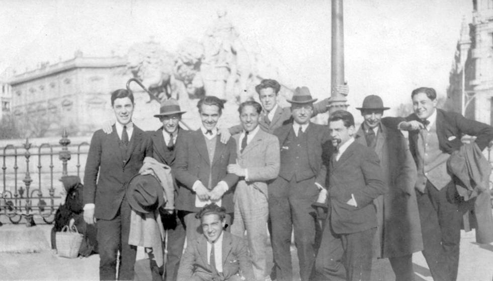 Jóvenes de la Residencia, entre ellos García Lorca y Buñuel, en Cibeles (1921). Domínguez tomó la foto.