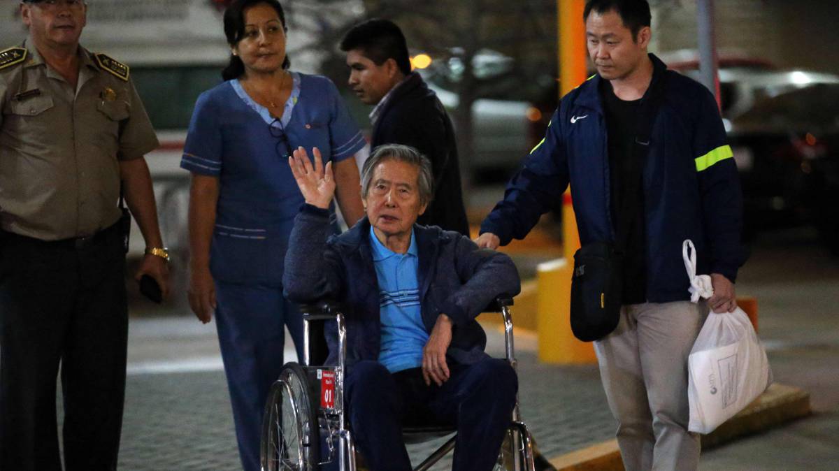 El expresidente Alberto Fujimori, a la salida del hospital