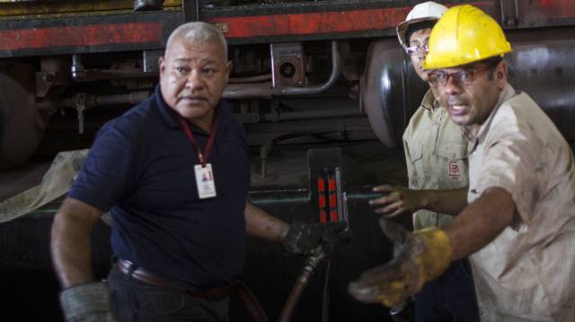 Trabajadores reparan una locomotora en Ciudad Guayana.