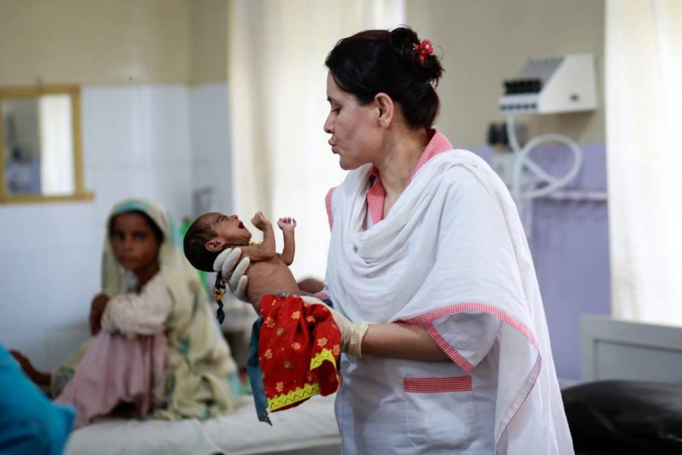 Un recién nacido en el hospital de Dera Murad Jamali (Pakistán).