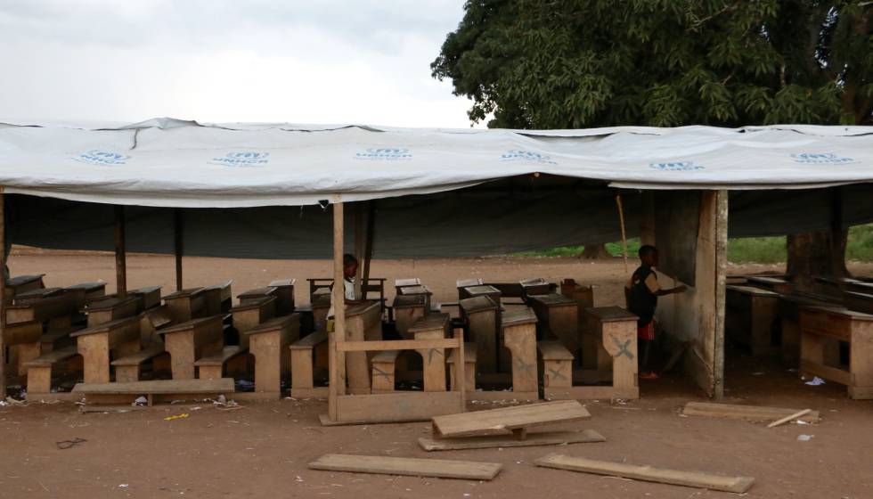 Aulas provisionales durante la reconstrucción de una escuela en Ndokayo (Camerún).