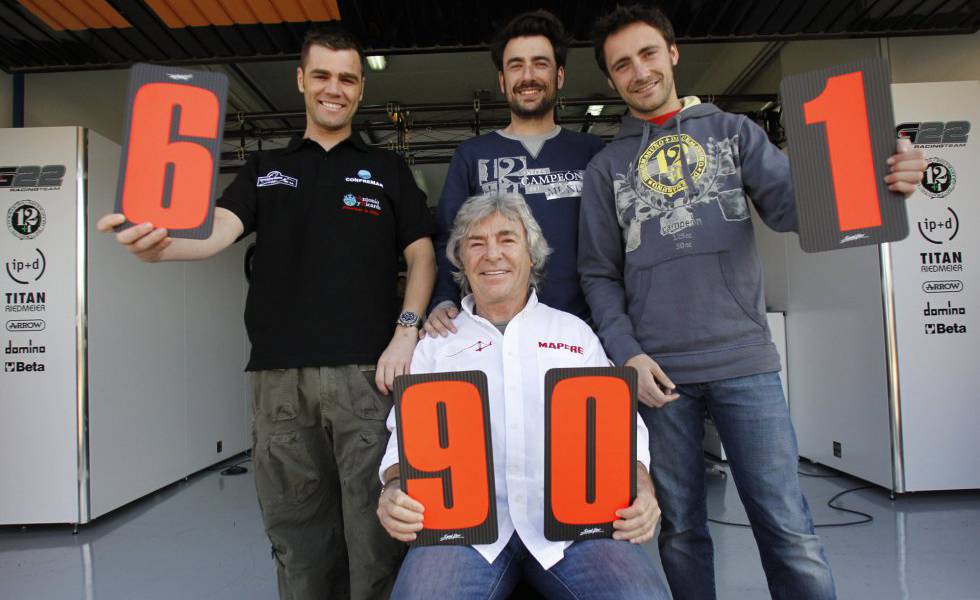 Fonsi Nieto, Gelete Nieto y Pablo Nieto (izda. a dcha.), posan con Ángel Nieto en el circuito de Cheste de Valencia, el 12 de febrero de 2011.